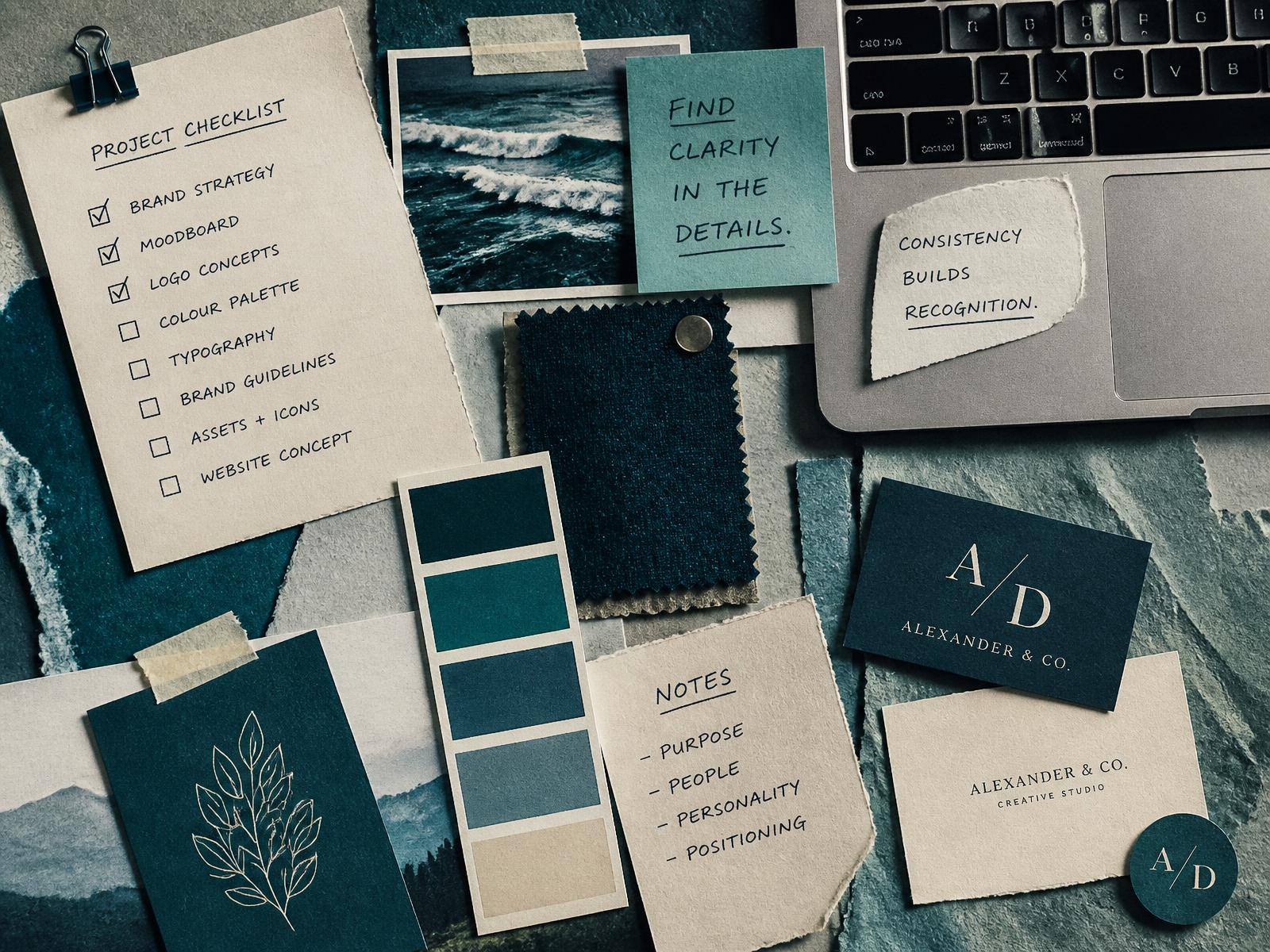 Composizione editoriale con carta, checklist, laptop e materiali creativi